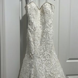 New Angelina Faccenda Wedding dress, no alterations done, with dust bag